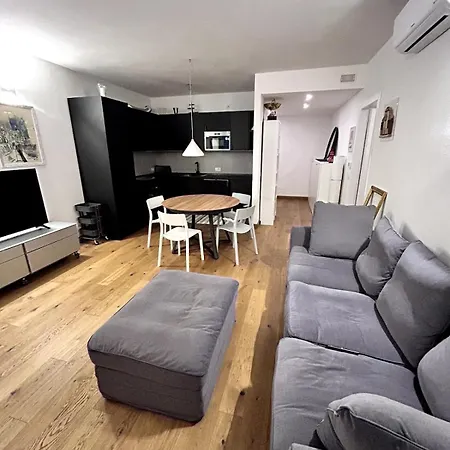 Tasso House Apartman *